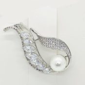 Italic Design CZ Broach Pin